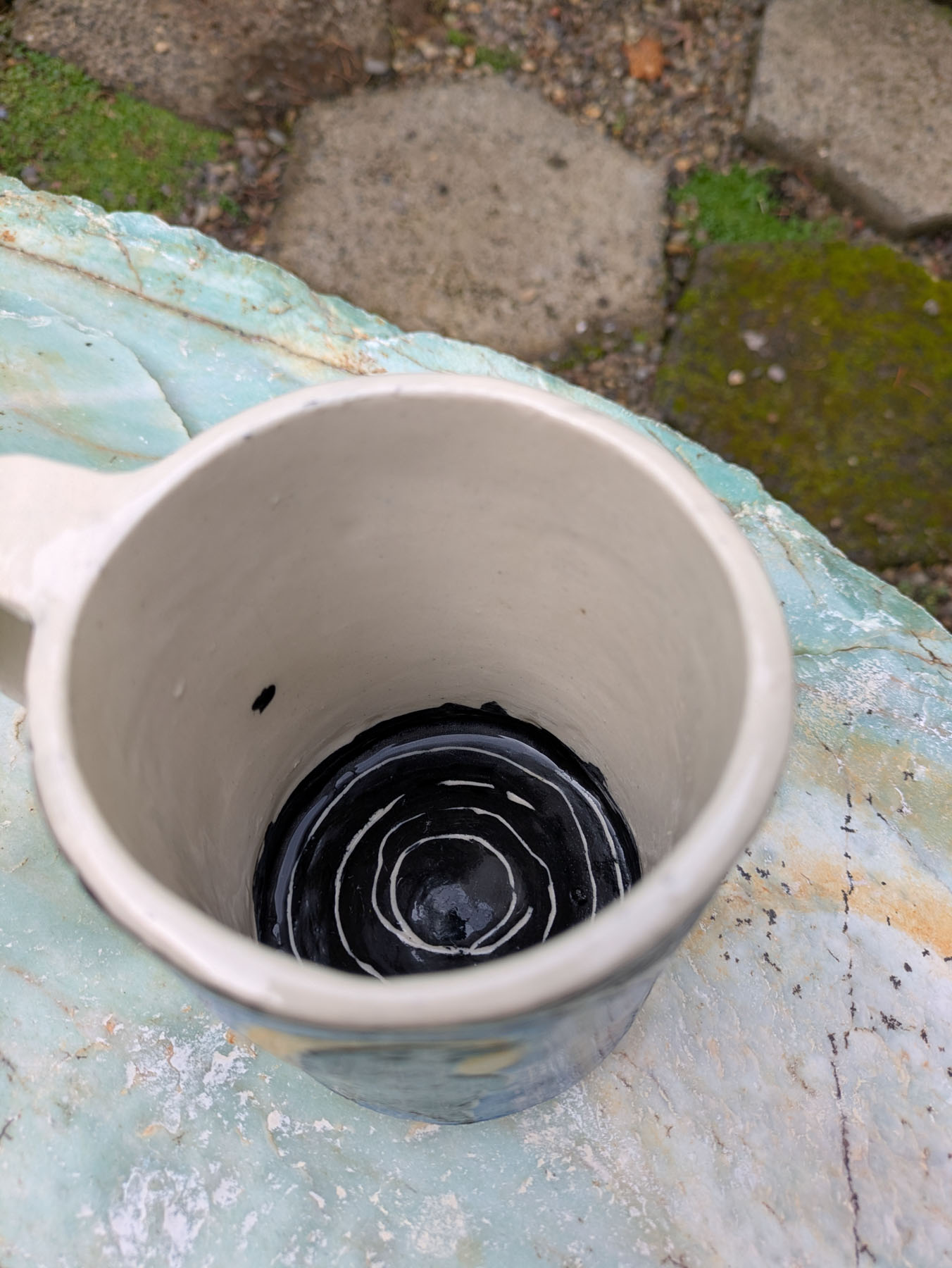 Crow walking mug stripey style, detail view